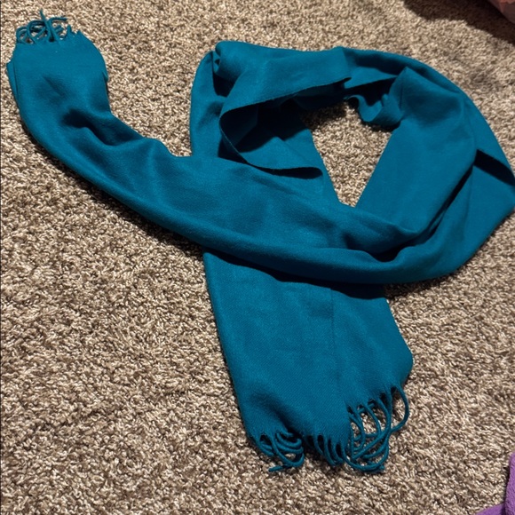 Gorgeous 100% cashmere fringed scarf in beautiful aqua/teal color - EUC! - Picture 6 of 6